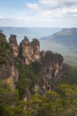 Mavi Dağlar Ulusal Parkı 'nın Katoomba Bölgesi, Echo Point Gözcüleri' nden alınan gün, Jamison Vadisi 'nin çarpıcı manzarası ve ikonik Üç Kız Kardeş, Mavi Dağlar, NSW, Avustralya