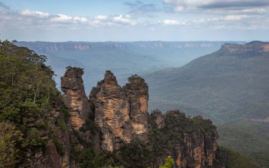 Mavi Dağlar Ulusal Parkı 'nın Katoomba Bölgesi, Echo Point Gözcüleri' nden alınan gün, Jamison Vadisi 'nin çarpıcı manzarası ve ikonik Üç Kız Kardeş, Mavi Dağlar, NSW, Avustralya