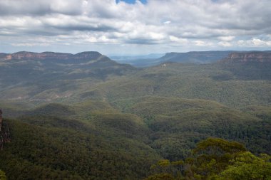 Mavi Dağlar Ulusal Parkı 'nın Katoomba Bölgesi, Echo Point Gözcüleri' nden alınan gün, Jamison Vadisi 'nin çarpıcı manzarası ve ikonik Üç Kız Kardeş, Mavi Dağlar, NSW, Avustralya