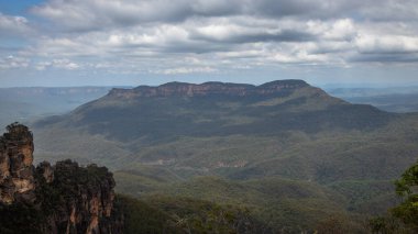 Mavi Dağlar Ulusal Parkı 'nın Katoomba Bölgesi, Echo Point Gözcüleri' nden alınan gün, Jamison Vadisi 'nin çarpıcı manzarası ve ikonik Üç Kız Kardeş, Mavi Dağlar, NSW, Avustralya