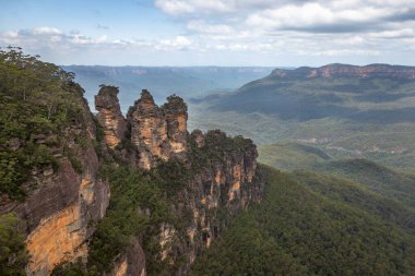 Mavi Dağlar Ulusal Parkı 'nın Katoomba Bölgesi, Echo Point Gözcüleri' nden alınan gün, Jamison Vadisi 'nin çarpıcı manzarası ve ikonik Üç Kız Kardeş, Mavi Dağlar, NSW, Avustralya