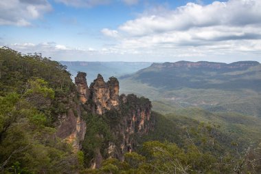 Mavi Dağlar Ulusal Parkı 'nın Katoomba Bölgesi, Echo Point Gözcüleri' nden alınan gün, Jamison Vadisi 'nin çarpıcı manzarası ve ikonik Üç Kız Kardeş, Mavi Dağlar, NSW, Avustralya
