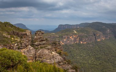 Mavi Dağlar Ulusal Parkı 'nın Katoomba Bölgesi, Cahills Gözcüleri' nden alınan gündüz saatleri, popüler bir Katoomba gözcüsü, Megalong Vadisi 'nin yanı sıra Mavi Dağlar' ın Yaban Domuzu Başı ve Dar Boynu 'nun en iyi manzaralarından birini sunuyor.