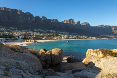 Kamp Körfezi, Cape Town, Güney Afrika 'daki Masa Dağı kompleksinin bir parçası olan On İki Havarinin teşhisi