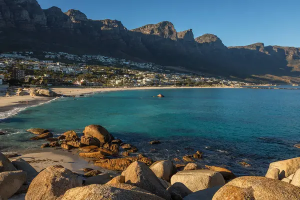 Kamp Körfezi, Cape Town, Güney Afrika 'daki Masa Dağı kompleksinin bir parçası olan On İki Havarinin teşhisi