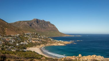 Kamp Körfezi, Cape Town, Güney Afrika 'daki Masa Dağı kompleksinin bir parçası olan On İki Havarinin teşhisi