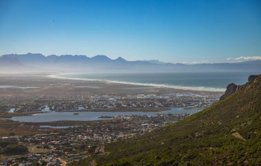 Kamp Körfezi, Cape Town, Güney Afrika 'daki Masa Dağı kompleksinin bir parçası olan On İki Havarinin teşhisi