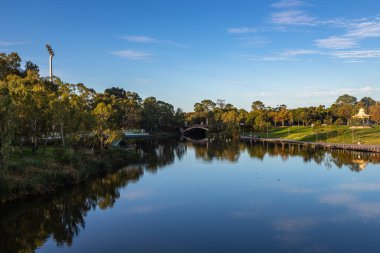 Torrens Nehri 'nin manzarası, yürümek için güzel bir yer, yaya köprüsü ve Adelaide Oval, Avustralya