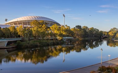Torrens Nehri 'nin manzarası, yürümek için güzel bir yer, yaya köprüsü ve Adelaide Oval, Avustralya