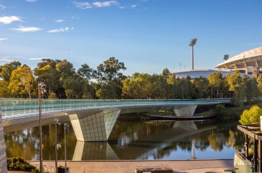 Torrens Nehri 'nin manzarası, yürümek için güzel bir yer, yaya köprüsü ve Adelaide Oval, Avustralya