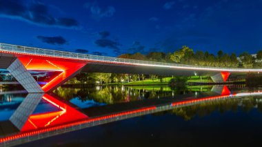 Torrens Nehri 'nin uzun pozu, yürümek için güzel bir yer, yaya köprüsü ve Adelaide Oval, Avustralya