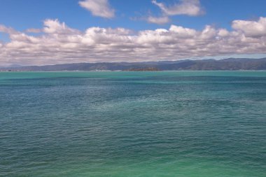 Wellington Limanı 'ndaki güzel su renginin görüntüsü Cook Boğazı' nı geçtikten ve Wellington 'a tekneyle varıp Pencarrow Head, Yeni Zelanda' yı geçmeden önce....