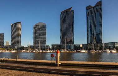 Gün batımından hemen önce Melbourne 'da, yani Liman ve Rıhtım Bölgesi' nde çekim yapıldı.