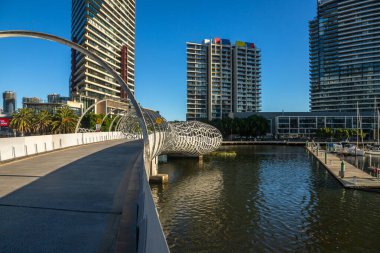 Melbourne, Avustralya 'daki Webb Köprüsü denilen modern ve gelecekçi yaya köprüsünün ortaya çıkışı