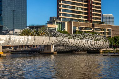 Melbourne, Avustralya 'daki Webb Köprüsü denilen modern ve gelecekçi yaya köprüsünün ortaya çıkışı