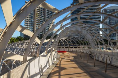 Melbourne, Avustralya 'daki Webb Köprüsü denilen modern ve gelecekçi yaya köprüsünün ortaya çıkışı