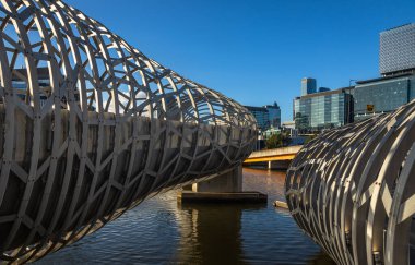 Melbourne, Avustralya 'daki Webb Köprüsü denilen modern ve gelecekçi yaya köprüsünün ortaya çıkışı