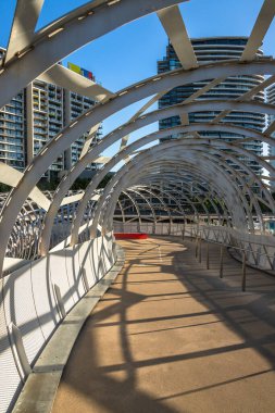 Melbourne, Avustralya 'daki Webb Köprüsü denilen modern ve gelecekçi yaya köprüsünün ortaya çıkışı