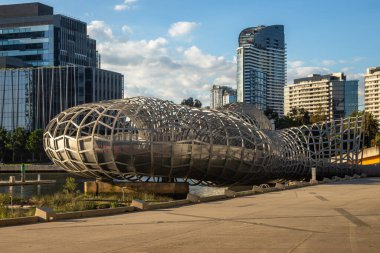 Günbatımında Melbourne, Avustralya 'daki Webb Köprüsü adı verilen modern ve gelecekçi yaya köprüsünün açılımı yapıldı.