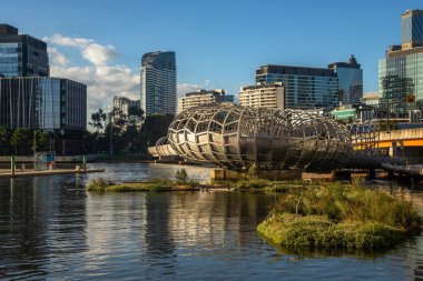 Günbatımında Melbourne, Avustralya 'daki Webb Köprüsü adı verilen modern ve gelecekçi yaya köprüsünün açılımı yapıldı.