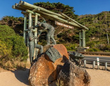 Büyük Okyanus Yolu 'ndaki Anıt Kemer' in görüntüsü inkâr edilemez sahil güzelliğiyle ünlüdür. Doğu Manzarası 'nın tarihi simgesi Victoria, Avustralya.