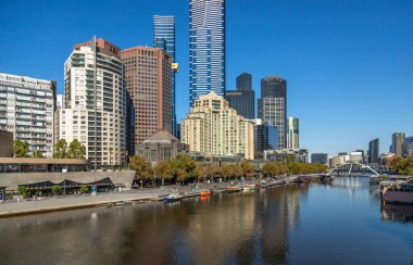 Melbourne 'un ufuk çizgisi, Yarra Nehri ve Evan Walker Köprüsü' nün nefes kesici panoramik şehir manzarası