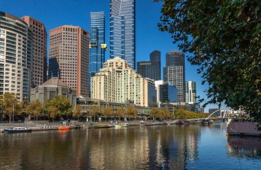 Melbourne 'un ufuk çizgisi, Yarra Nehri ve Evan Walker Köprüsü' nün nefes kesici panoramik şehir manzarası