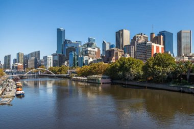 Melbourne 'un ufuk çizgisi, Yarra Nehri ve Evan Walker Köprüsü' nün nefes kesici panoramik şehir manzarası