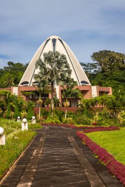 Baha 'i İbadet Evi' nin ve onun güzel bahçelerinin, ruhsal toplanma yerinin ve Apia, Samoa yakınlarındaki ilahi gizemlerin tezahürü..