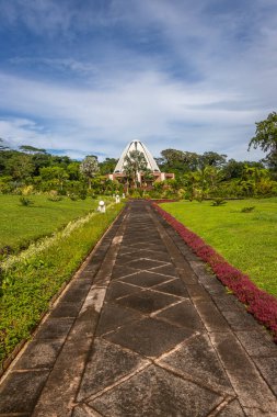 Baha 'i İbadet Evi' nin ve onun güzel bahçelerinin, ruhsal toplanma yerinin ve Apia, Samoa yakınlarındaki ilahi gizemlerin tezahürü..