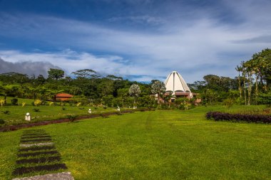 Baha 'i İbadet Evi' nin ve onun güzel bahçelerinin, ruhsal toplanma yerinin ve Apia, Samoa yakınlarındaki ilahi gizemlerin tezahürü..