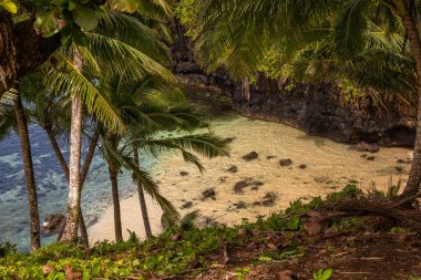 Lotofaga yakınlarındaki adanın güney kıyısında Samoa 'nın inanılmaz kıyı şeridine maruz kalmışlar.
