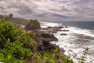 Lotofaga yakınlarındaki adanın güney kıyısında Samoa 'nın inanılmaz kıyı şeridine maruz kalmışlar.