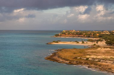 Şehir merkezindeki Oranjestad ve onun el değmemiş turkuaz sularına maruz kalmak, Sunrise 'da bir gezi gemisi oluşturur.