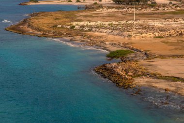 Şehir merkezindeki Oranjestad ve onun el değmemiş turkuaz sularına maruz kalmak, Sunrise 'da bir gezi gemisi oluşturur.