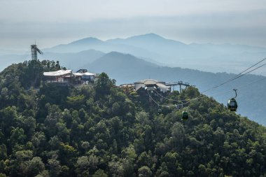 Langkawi Gökyüzü Köprüsü 'nün dağ zirvelerinden geçerken yayalara inanılmaz manzaralar sağlayan görüntüsü dünyanın en uzun asma köprüsü Malezya' dır..