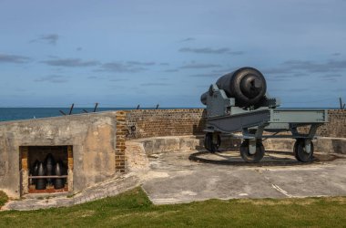 Bermuda 'nın en büyük kalesi olan kalede kullanılan topçu ateşi