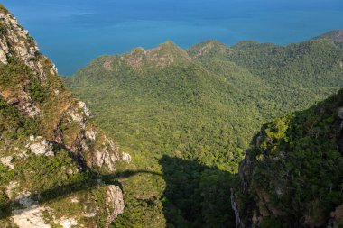 Langkawi Gökyüzü Köprüsü 'nden dağ zirvelerinden geçerken yaya için inanılmaz manzaralar sağlayan manzara manzarası dünyanın en uzun lanetli asma köprüsü, Malezya.