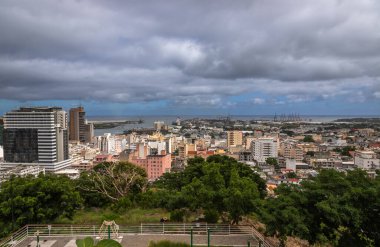 Mauritius 'un başkenti Port Louis' in Citadelle (Fort Adelaide) 'den yapılan teşhir sonucu, Champ de Mars' ın (at yarışı pisti)).