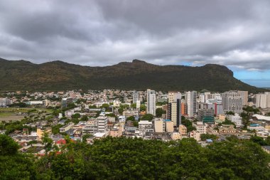 Mauritius 'un başkenti Port Louis' in Citadelle (Fort Adelaide) 'den yapılan teşhir sonucu, Champ de Mars' ın (at yarışı pisti)).