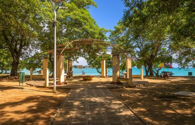 Muhteşem La Cuvette Sahili, yoğun Grand Bay kasabasının merkezinde, kristal berrak su ve güzel mavi tonlarıyla rahatlamak isteyen Mauritius için mükemmel bir tatil yeri.
