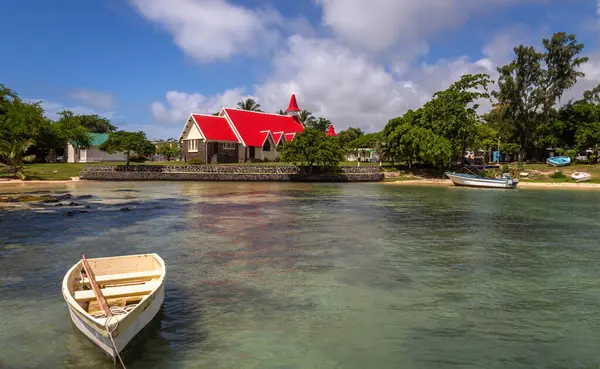 Mauritius 'un en ünlü kiliselerinden biri olan Notre Dame Auxiliatrice Kilisesi, parlak turkuaz deniz ve gök mavisi gökyüzüne karşı canlı kırmızı çatısıyla ünlü Roma Katolik Kilisesi' dir. 