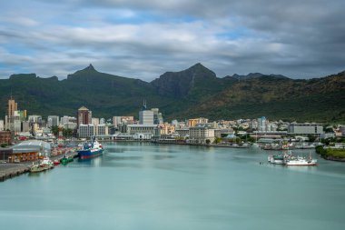 Port Louis 'in Sunrise' daki görüntüsü, bir gezi gemisinden alındı, şehir merkezini ve limanı gösteriyor, Hint Okyanusu adası Mauritius 'taki merkez liman.