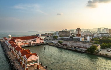 Gün batımında Penang, Malezya 'nın şehir ve liman bölgesindeki bir gemiden çekim yapıldı.