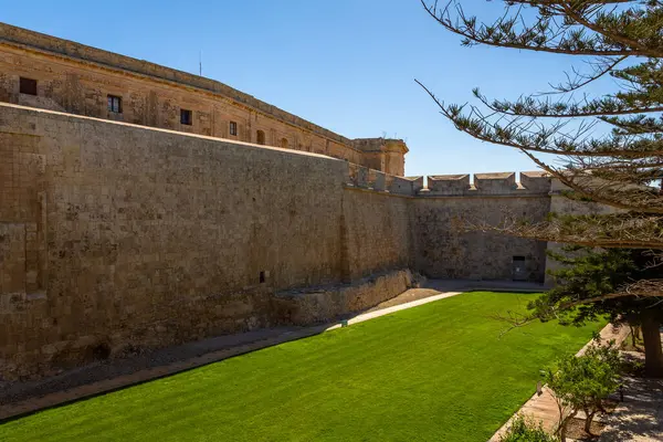 Mdina mimarisinin detaylı teşhirciliği. Mdina, ortaçağ ve barok mimarisi karışımında Avrupa 'nın eski ve duvarlarla çevrili bir şehrin en iyi örneklerinden biridir..