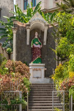 Kolombo 'nun kuzeydoğusundaki Kotahena' da yer alan St. Lucia Katedrali 'ndeki Aziz Lucia heykeli Sri Lanka' daki en eski ve en büyük kilise katedralidir.