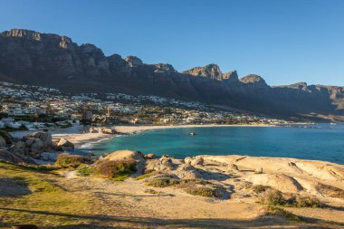 Kamp Körfezi, Cape Town, Güney Afrika 'daki Masa Dağı kompleksinin bir parçası olan On İki Havarinin teşhisi