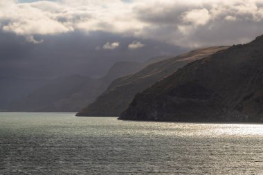 Şafak vakti Christchurch, Yeni Zelanda 'daki Lyttelton Limanı' na varırken çekim tamamlandı.