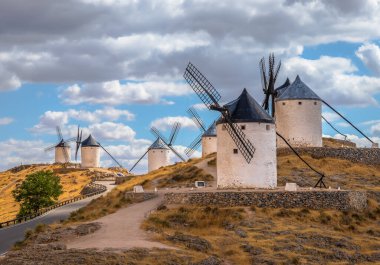 İspanya, Castilla-La Mancha 'da Sunrise' daki Consuegra rüzgar değirmenlerinin güzel bir görüntüsü..