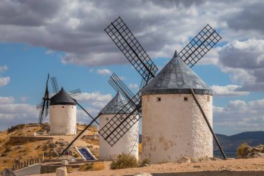 İspanya, Castilla-La Mancha 'da Sunrise' daki Consuegra rüzgar değirmenlerinin güzel bir görüntüsü..